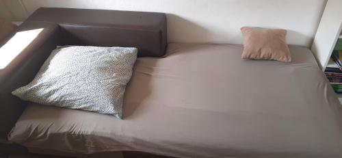 uma cama com uma almofada em cima em Appartement 2-3 personnes Velodrome et Plage em Marselha
