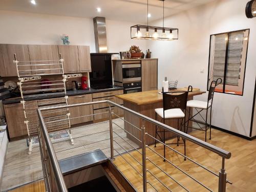 une cuisine avec une table et une salle à manger dans l'établissement Détente, à Bischwiller