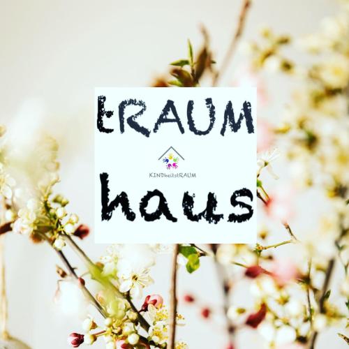 un cartel que lee halcones de granja en un árbol con flores en KINDheitstRAUMhaus, en Erfurt