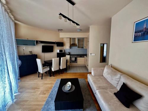 uma sala de estar com um sofá e uma mesa em Leda Apartments em Budapeste