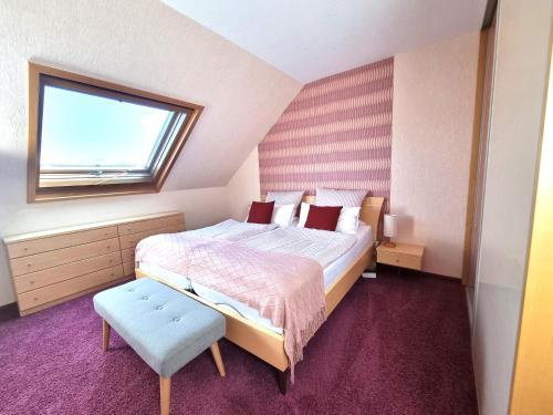 Un pat sau paturi într-o cameră la Ferienwohnung Am Helderbach