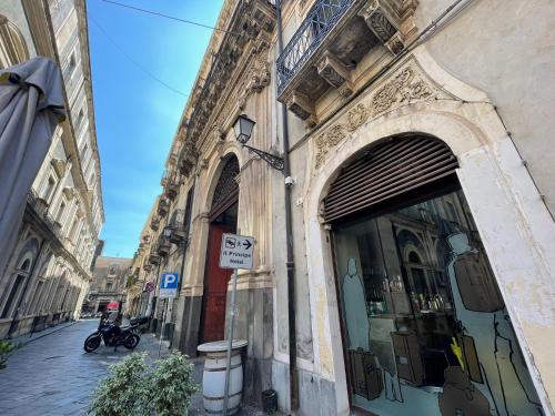 a building with a parking sign in front of a store at Sleep Inn Catania rooms - Affittacamere in Catania