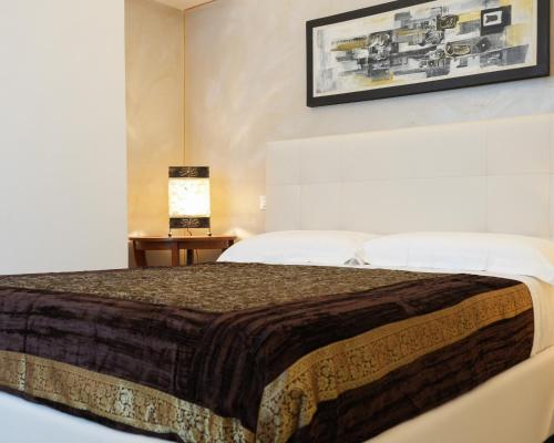 een hotelkamer met een groot bed in een kamer bij Via Veneto Residenza in Cutrofiano