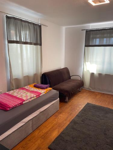 Apartament mit Schlafzimmer في Hugsweier: غرفة معيشة مع سرير وأريكة