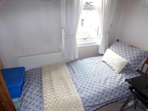 Habitación pequeña con cama y ventana en enjoy your stay, en Chester