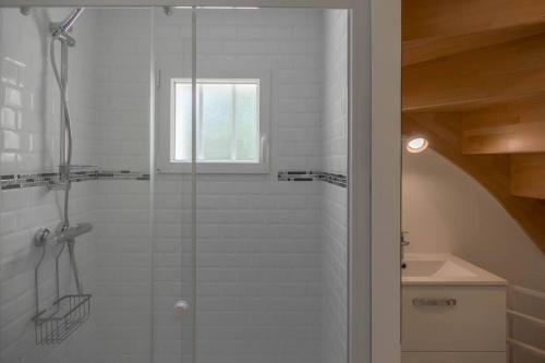 y baño con ducha acristalada y lavamanos. en Maison/appartement avec jardin, en Saint-Denis-en-Val