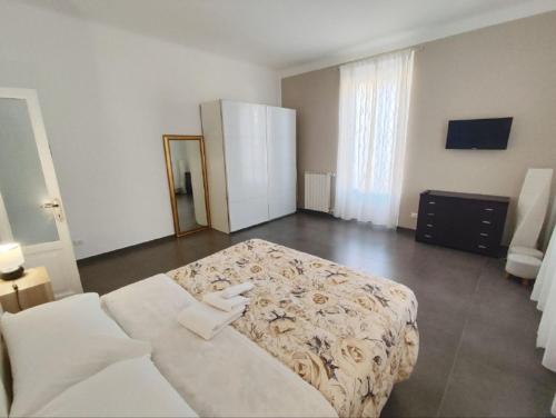 a bedroom with a bed and a dresser in it at B&B Intero Appartamento Forum e Metro Milanofiori in Assago