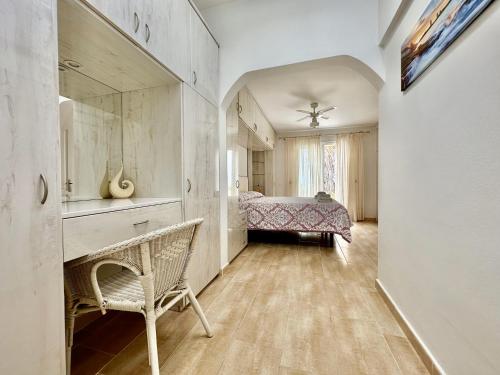 1 dormitorio con 1 cama y 1 silla en una habitación en Bella Vista, Golf del Sur, en San Miguel de Abona