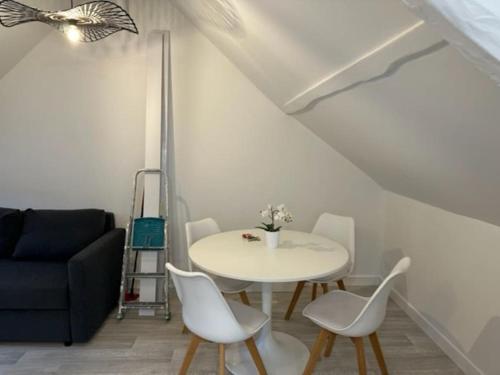 un salon avec une table, des chaises et un canapé dans l'établissement appartement centre ville LILLEBONNE 2eme etage, à Lillebonne