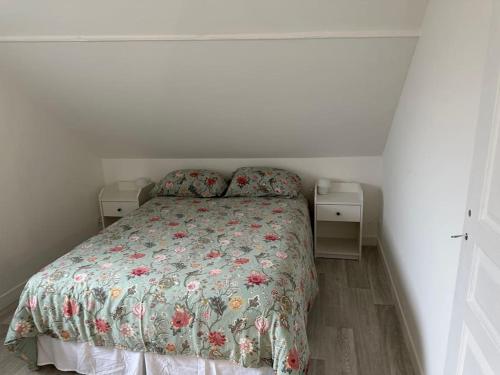 een slaapkamer met een bed en twee nachtkastjes bij appartement centre ville LILLEBONNE 2eme etage in Lillebonne