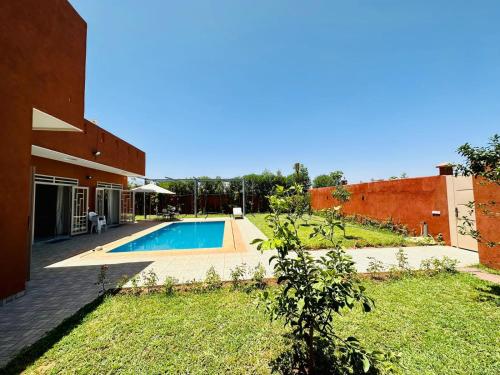 馬拉喀什的住宿－Villa hidaya sans vis à vis，庭院中带游泳池的房子