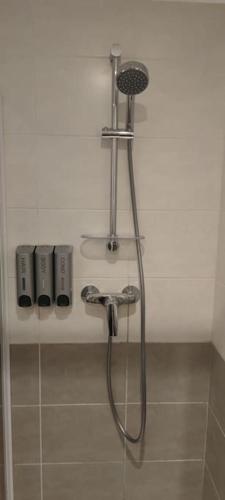 une douche dans une salle de bain avec une pomme de douche dans l'établissement 107 Paisible et unique avec terrasse sur vue piscine, à Éguilles