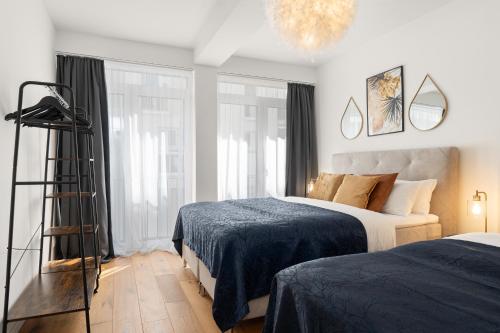 1 dormitorio con 2 camas y lámpara de araña en Golden-Loft 92qm, zentral & ruhig, Messe I HBF nah en Essen