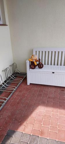 スバジェボにあるPokoje gościnne Jutrzenkaの白いベンチ