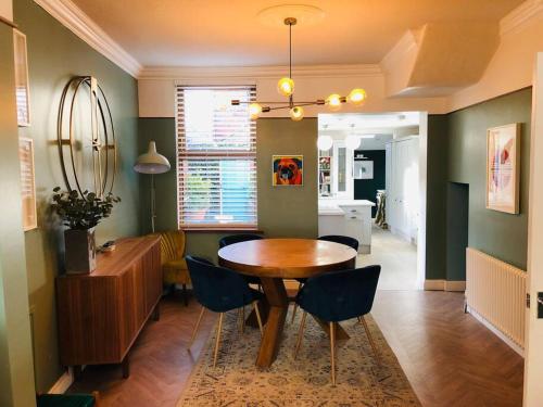 Fotografie z fotogalerie ubytování Cheerful 4 bedroom townhouse, side street parking v destinaci Belfast