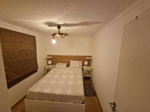 アルマダにあるRebelsardineの小さなベッドルーム(ベッド1台、窓付)