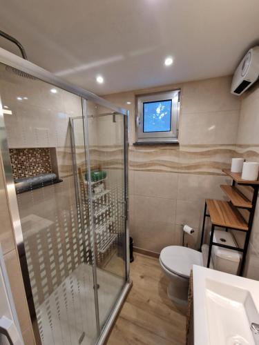 アルマダにあるRebelsardineのバスルーム(シャワー、トイレ付)、テレビが備わります。