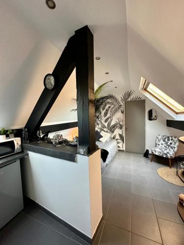 - une cuisine avec une horloge sur un mur dans l'établissement Studio chaleureux hypercentre Amiens, à Amiens