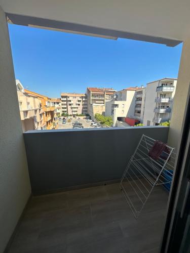 un balcon avec vue sur une ville dans l'établissement Le venizio Sète, à Sète