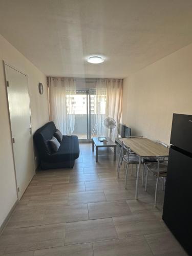 un salon avec un canapé et une table dans l'établissement Le venizio Sète, à Sète