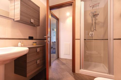 ein Bad mit einer Dusche, einem Waschbecken und einem WC in der Unterkunft Martina's Amazing View in Perledo
