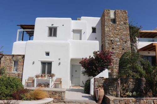 ein weißes Haus in positano an der Amalfiküste in der Unterkunft Antheia Suite of Mykonos in Ano Mera
