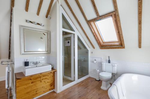 y baño con aseo, lavabo y ducha. en Finest Retreats - Pittodrie Guest House - Apartment 6 en Brighton & Hove