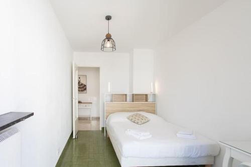 une chambre blanche avec un lit et un bureau dans l'établissement L28 Suite Californie 1min walk sea 3BDR/ AC & balcony, à Nice