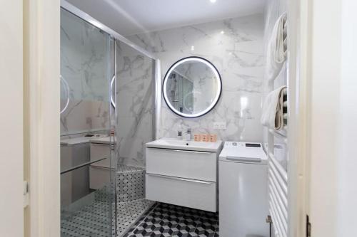 une salle de bain blanche avec un lavabo et un miroir dans l'établissement L28 Suite Californie 1min walk sea 3BDR/ AC & balcony, à Nice