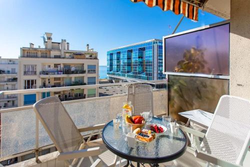 une table avec un bol de fruits sur un balcon dans l'établissement L28 Suite Californie 1min walk sea 3BDR/ AC & balcony, à Nice
