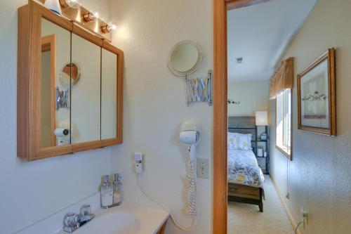 uma casa de banho com um lavatório e um quarto com uma cama em Spacious Buena Vista Home with Fire Pit Near Skiing! em Buena Vista