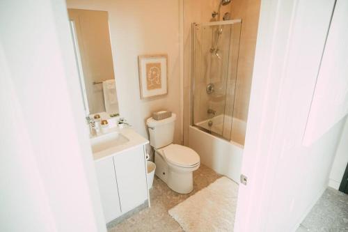 Koupelna v ubytování NEW - Luxury 2BR Penthouse Apt In Central Halifax