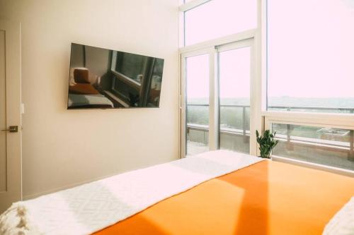 Postel nebo postele na pokoji v ubytování NEW - Luxury 2BR Penthouse Apt In Central Halifax