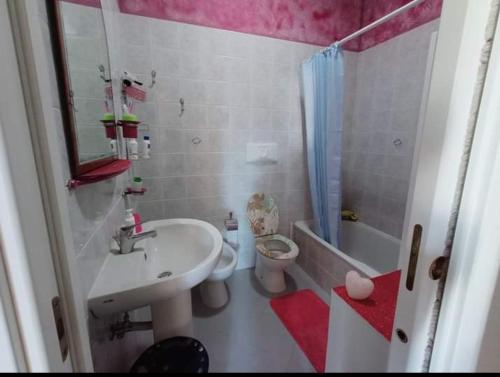 ein Bad mit einem Waschbecken, einem WC und einer Dusche in der Unterkunft Casa Sonia in Ischia