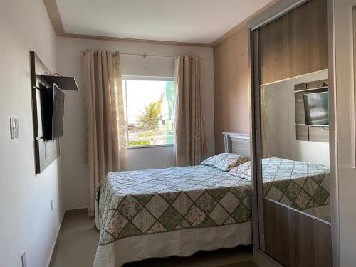 サルバドールにあるCasa do Mar Stella Marisの小さなベッドルーム(ベッド1台、窓付)