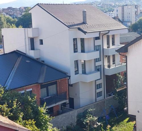 una imagen de una casa con balcones en Apartmani SOVA, en Novi Pazar