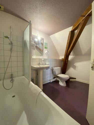 une salle de bain avec une baignoire, un lavabo et des toilettes dans l'établissement Hotel Restaurant La Place, à Malay