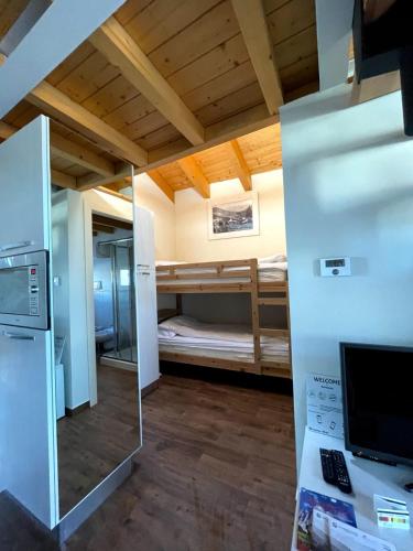 ein kleines Zimmer mit einem Etagenbett und einem Spiegel in der Unterkunft Magdalenablick in Villnöss