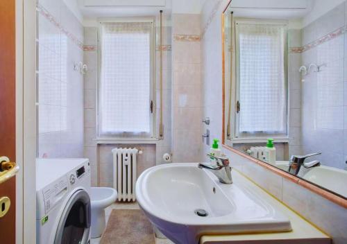 Bathroom sa Appartamento Tre Locali Accogliente A Nova Milanese ,Vicinanza A Milano e Stadio Monza