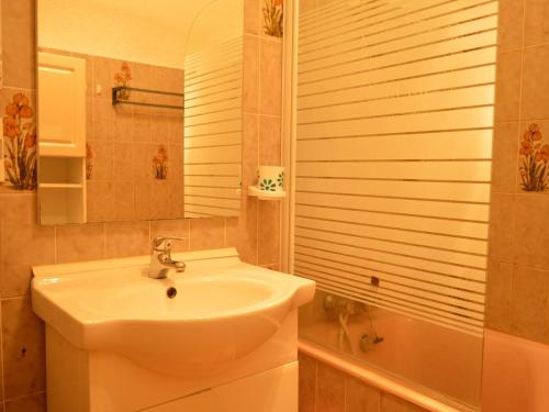 une salle de bain avec un lavabo, un miroir et une baignoire dans l'établissement Bel Appart 2P 4 Couchages proche Plage - Terrasse, Parking, Animaux Ok - FR-1-225-60, à Argelès-sur-Mer