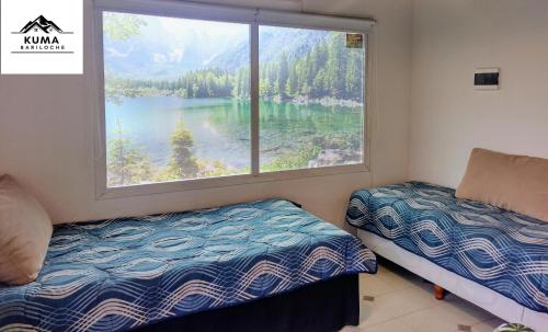 1 dormitorio con ventana grande con vistas al lago en Cabaña en Barrio Melipal Bariloche en San Carlos de Bariloche