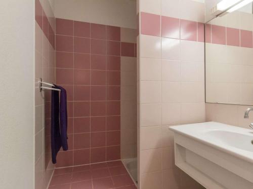 La salle de bains est pourvue d'un lavabo et d'une douche avec du carrelage rose. dans l'établissement Charmant 2 pièces cabine avec balcon, proche télécabine et centre de Briançon - 4 pers. - FR-1-330C-24, à Briançon