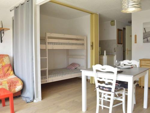 - un salon avec un bureau et des lits superposés dans l'établissement Appartement 2 pièces cabine, piscine, tennis, proche plage Richelieu, Cap d’Agde, 6 personnes - FR-1-249-87, au Cap d'Agde