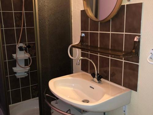 une salle de bain avec un lavabo et un miroir dans l'établissement Appartement T2, 4 Couchages, Terrasse, Jardinet, Parking, Proche Commerces et Plage, Le Barcarès - FR-1-81-298, au Barcarès