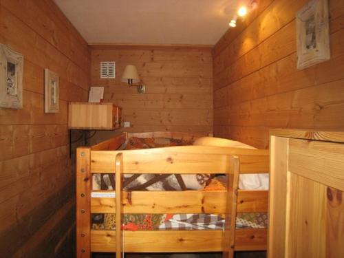 Cette chambre en bois comprend des lits superposés. dans l'établissement Studio cosy 4 pers avec balcon, face aux pistes et proche commerces – L'Alpe d'Huez - FR-1-405-44, à L'Alpe-d'Huez