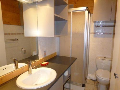 une salle de bain avec un lavabo, une douche et des toilettes dans l'établissement Studio cosy 4 pers avec balcon, face aux pistes et proche commerces – L'Alpe d'Huez - FR-1-405-44, à L'Alpe-d'Huez