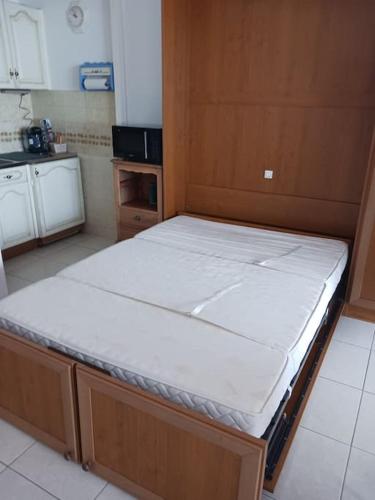 - une petite cuisine avec un grand lit dans une chambre dans l'établissement saint jean de mont, Superbe studio balcon face mer, à Saint-Jean-de-Monts