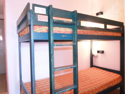 - un lit superposé avec une échelle à côté d'une chambre dans l'établissement Appartement cosy 6 pers. avec balcon, proche pistes et commerces - Alpe d'Huez - FR-1-405-99, à L'Alpe-d'Huez