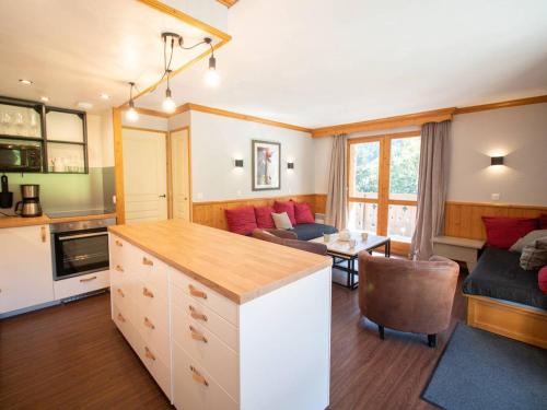 une cuisine et un salon avec un canapé et une table dans l'établissement Grand appartement 5 chambres Valmorel, animaux acceptés, parking - FR-1-291-730, à Valmorel