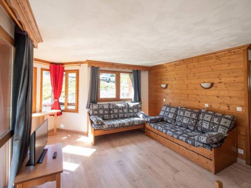 un salon avec deux canapés et une télévision dans l'établissement Appartement 3 pièces avec balcon, animaux admis, parking. 7 couchages, Hameau de la Forêt - FR-1-291-776, à Valmorel